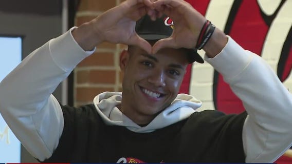 Astros star Jeremy Pe?a working drive-thru at Houston Raising Cane's