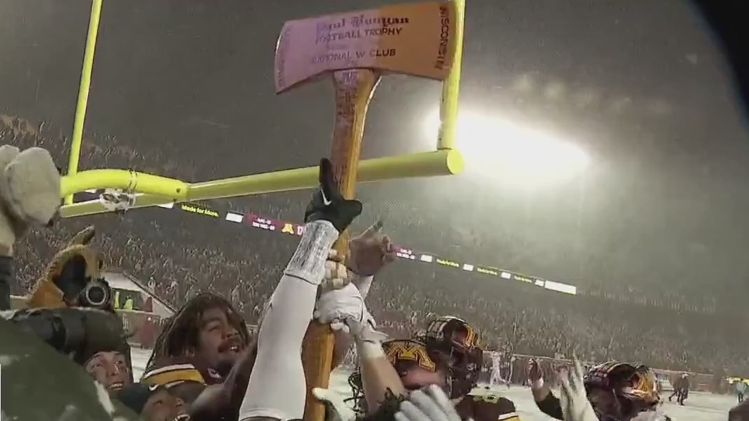 Gophers fans storm field after win over Badgers