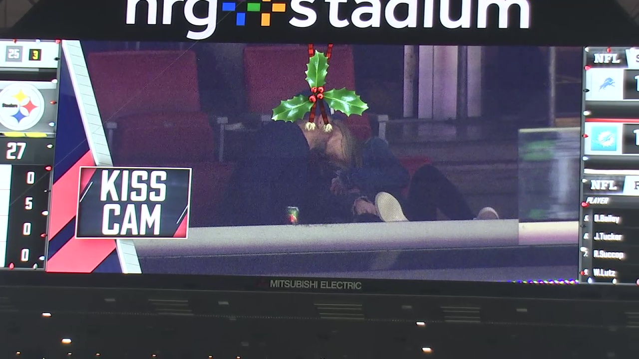 J.J. Watt & Kealia Ohai on Texans kiss cam
