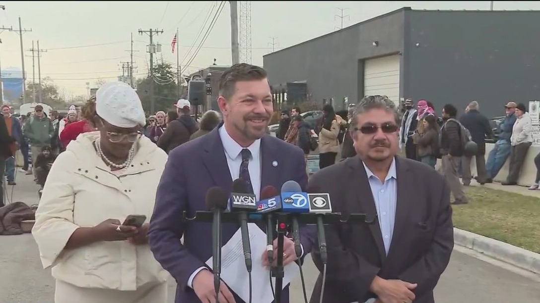 Cook County commissioners speak outside Broadview ICE facility | FOX 32 ...