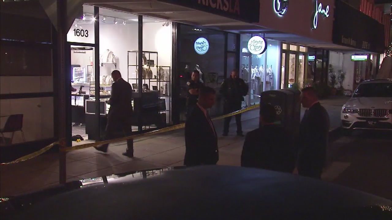 Robbery suspect threatens to detonate device at jewelry store heist