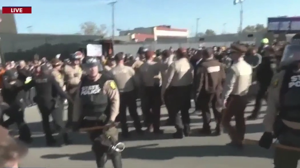 HTX @ 10: Arrests outside Chicago ICE facility, flight delays and cancellations, more