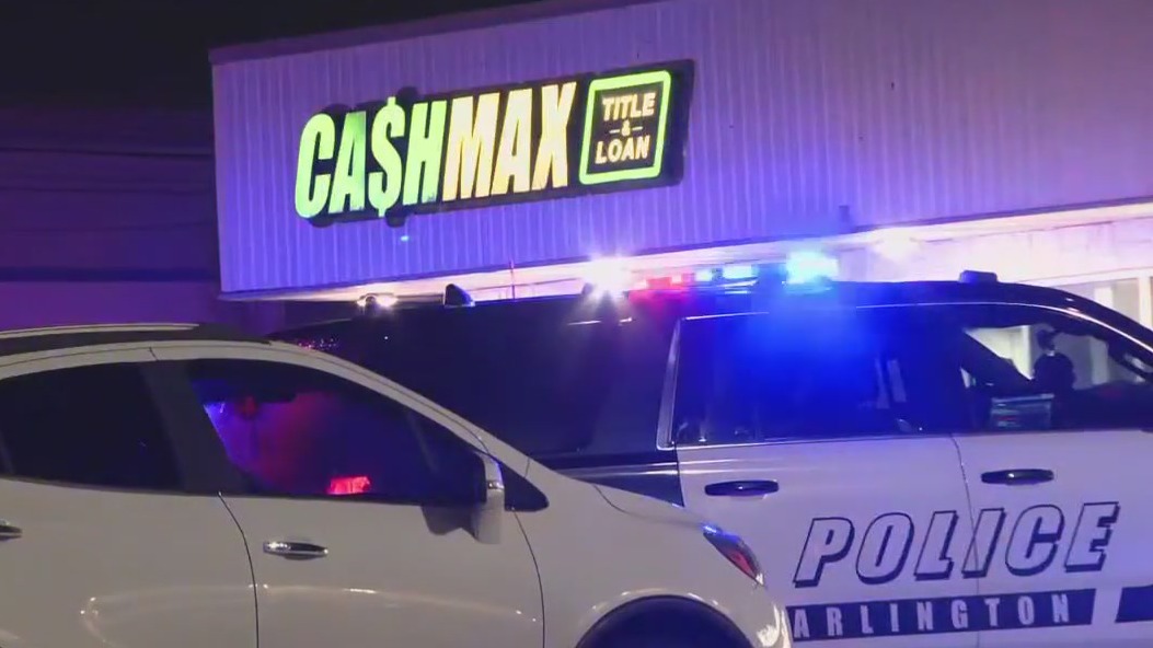 Suspect on the run after Arlington robbery attempt