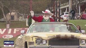 Santa brings holidays to Fort Worth Stockyards in style
