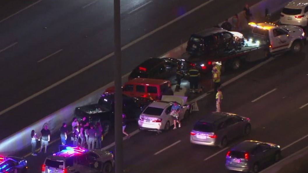 Crash causes back up on I-17 in Phoenix