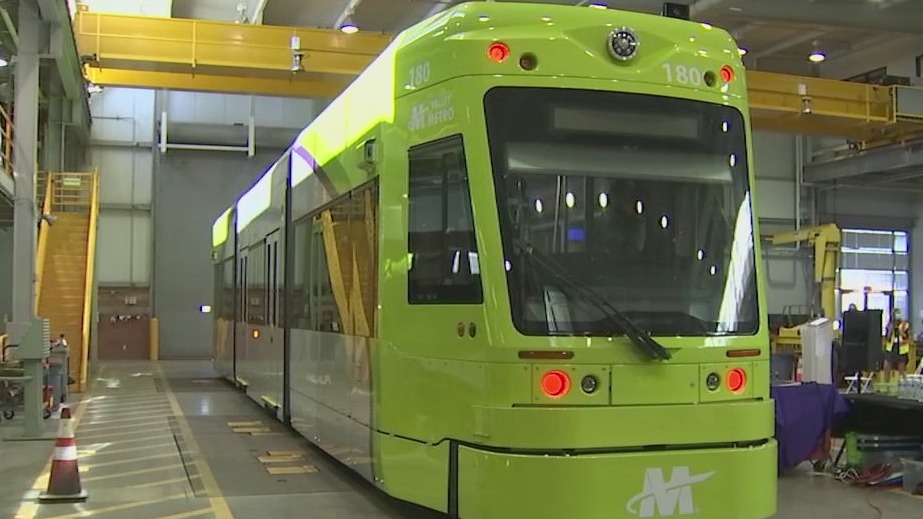 First streetcar for Tempe?s new public transit route rolls into the Valley
