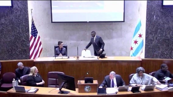 Chicago govt shutdown threat grows as mayor, city council clash over budget