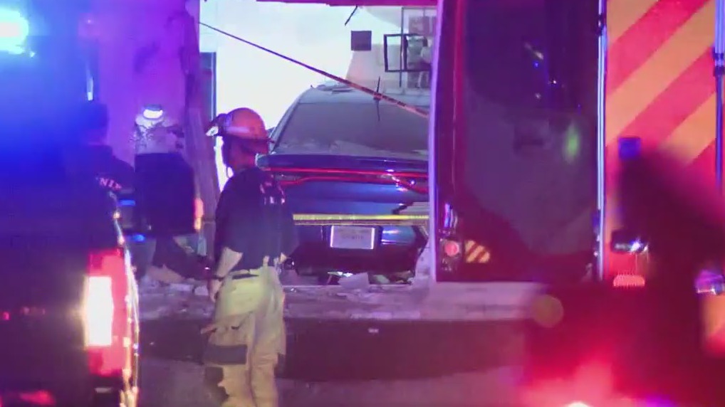 Neighbor rushes to help after car crashes into Glendale home | FOX 10 ...