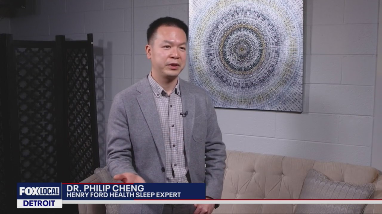 Sleep expert says to wake up at same time each day