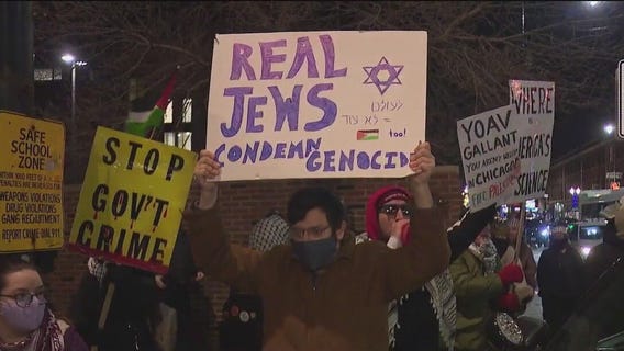 Hundreds protest at Chicago synagogue over former Israeli defense chief's visit