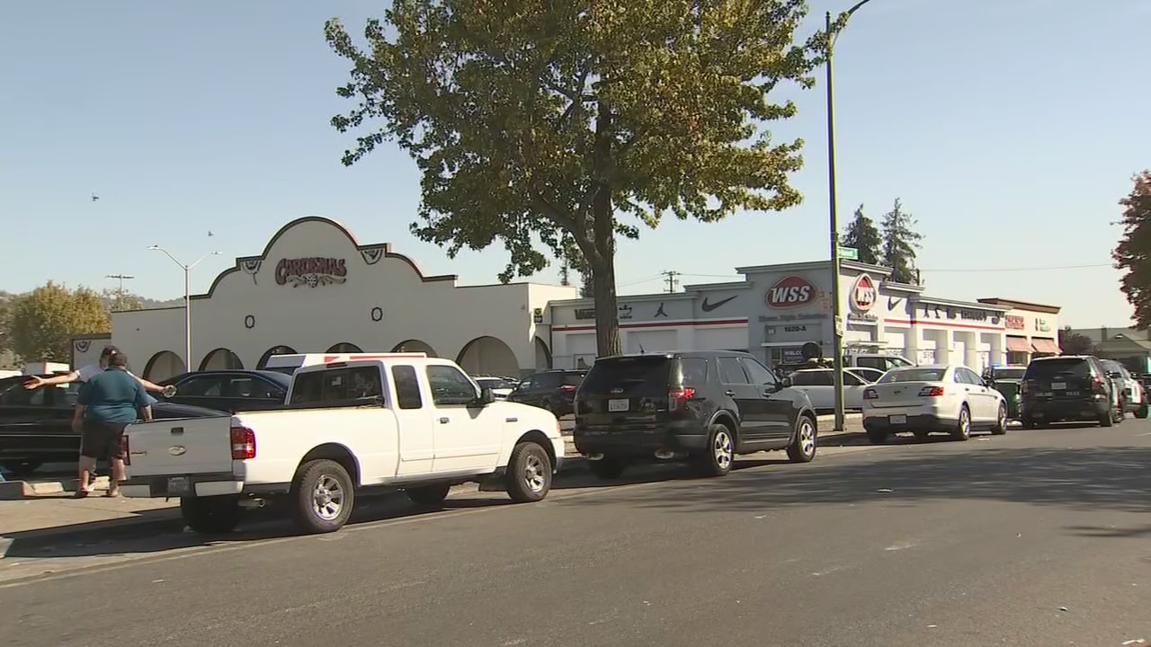 Standoff with barricaded suspect in Oakland