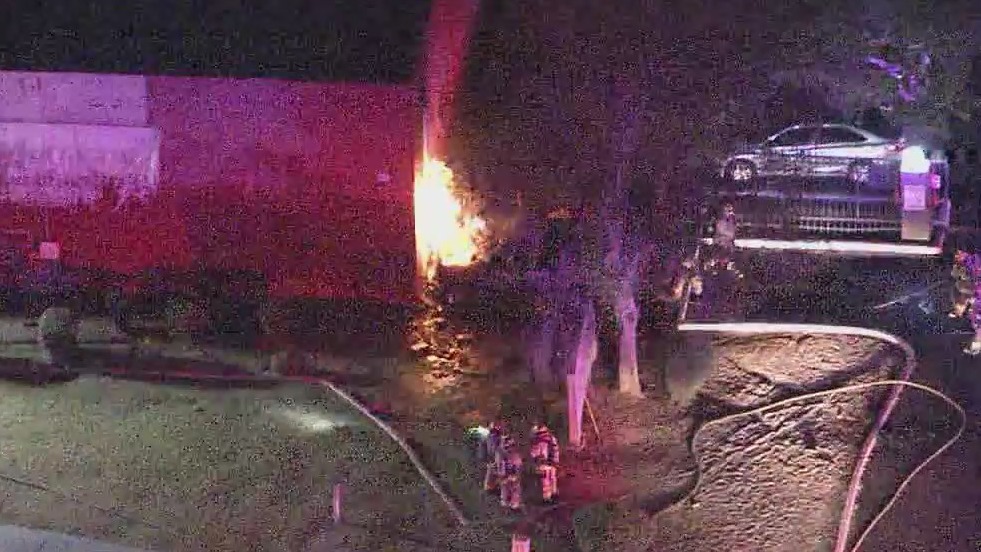 Fiery car crash into Glendale strip mall leaves 1 injured | FOX 10 Phoenix