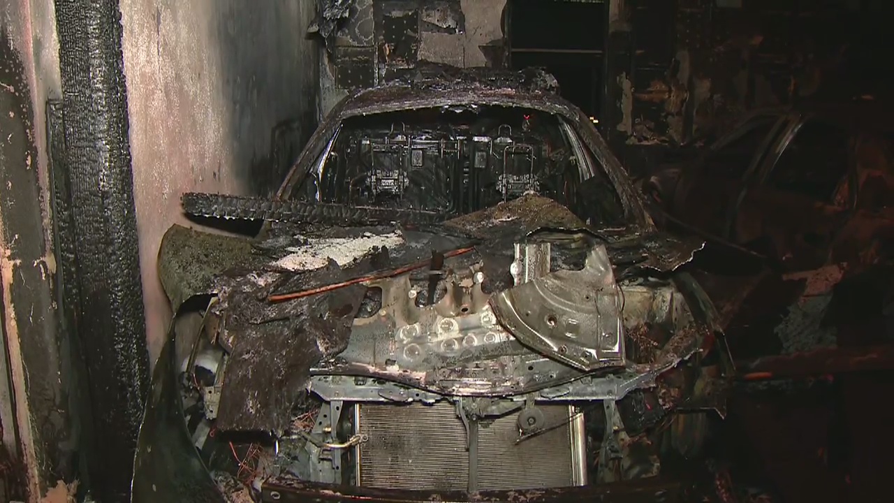 Vehicles burned, apartments evacuated in Panorama City fire