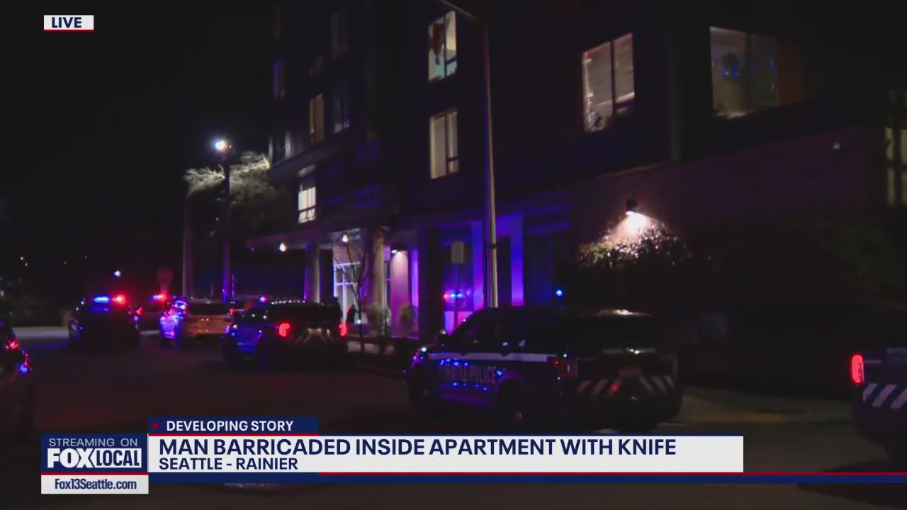 Man barricaded inside Seattle apartment