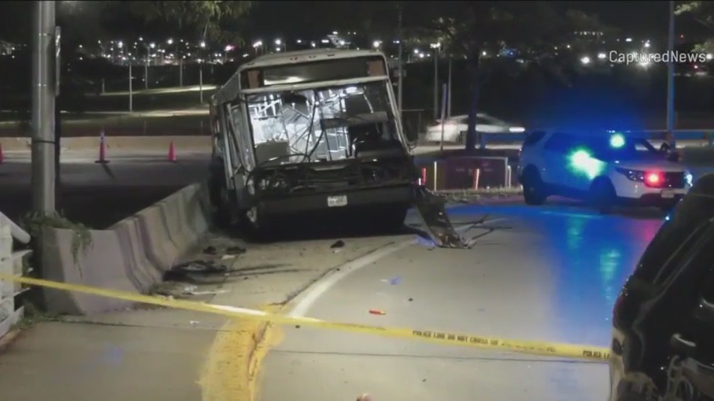 Chicago police investigate shuttle bus crash at O'Hare