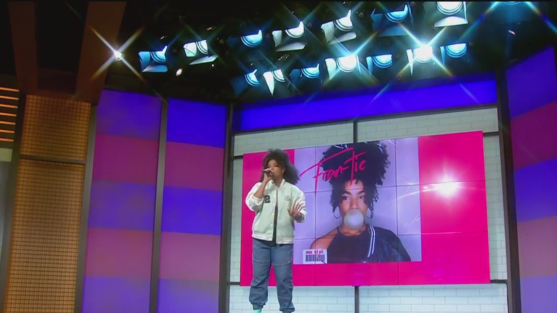 W� Ani from American Idol performs ?To the Moon?