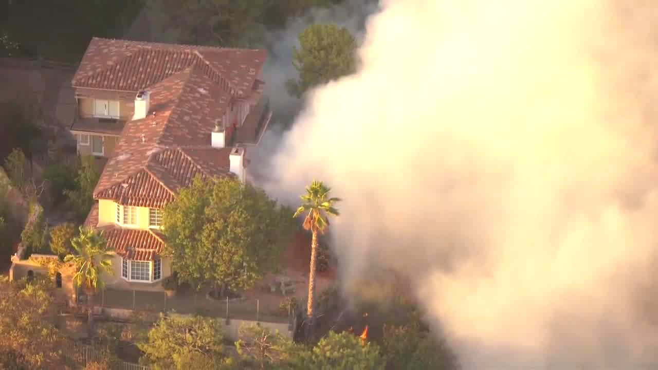 Fire breaks out in Hollywood Hills