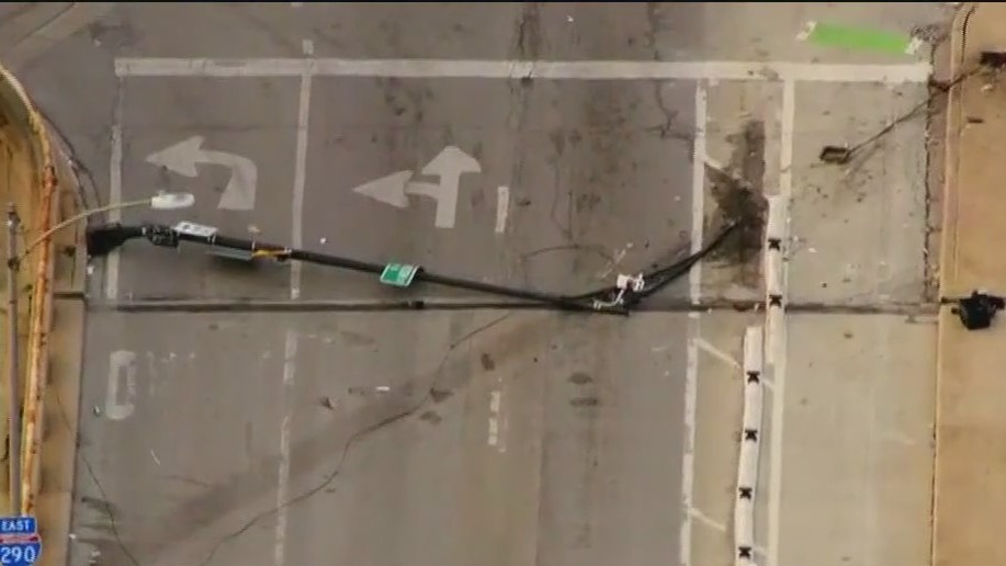 Man shot in Chicago while inside his car, crashed into light pole