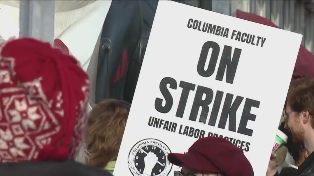 Striking Columbia College faculty hold rally as negotiations stall