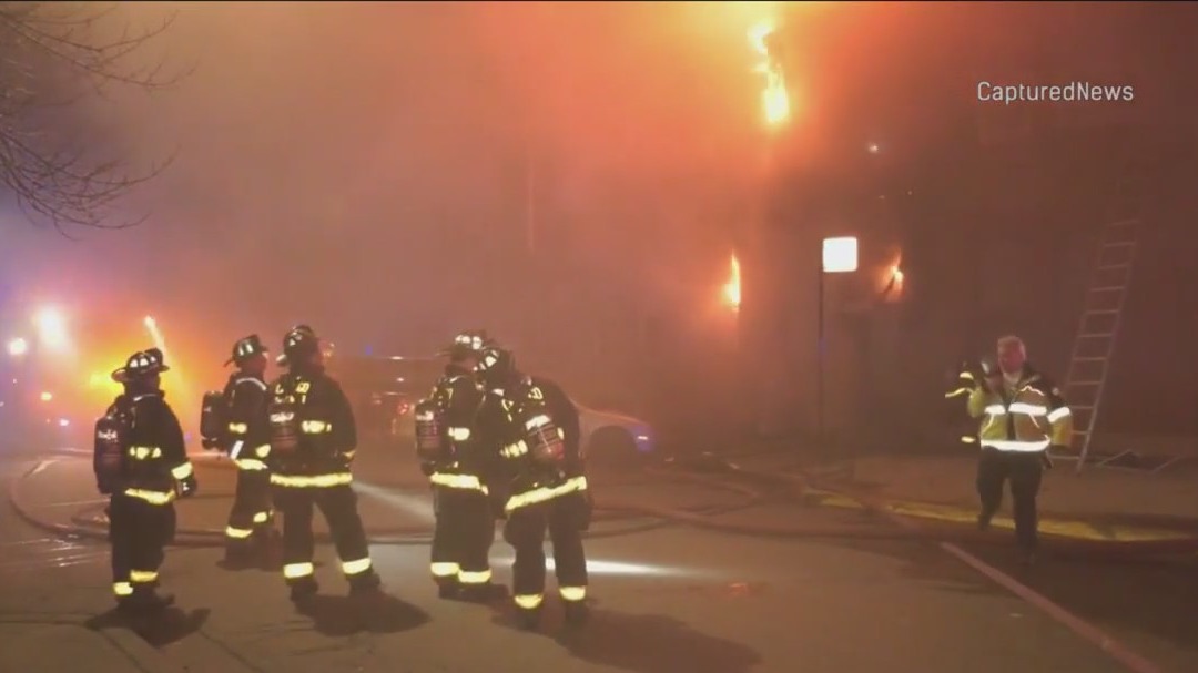 2 critically hurt in Back of the Yards apartment fire | FOX 32 Chicago
