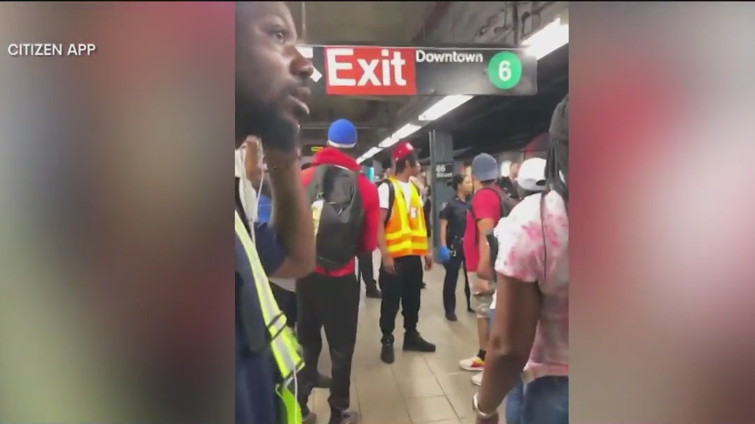 Man stabbed in neck on subway platform