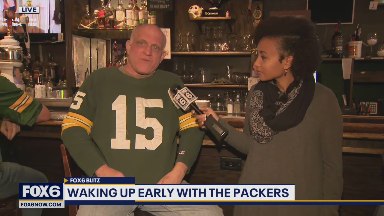 Packers' 1st London game; fans watch from Three Lions Pub