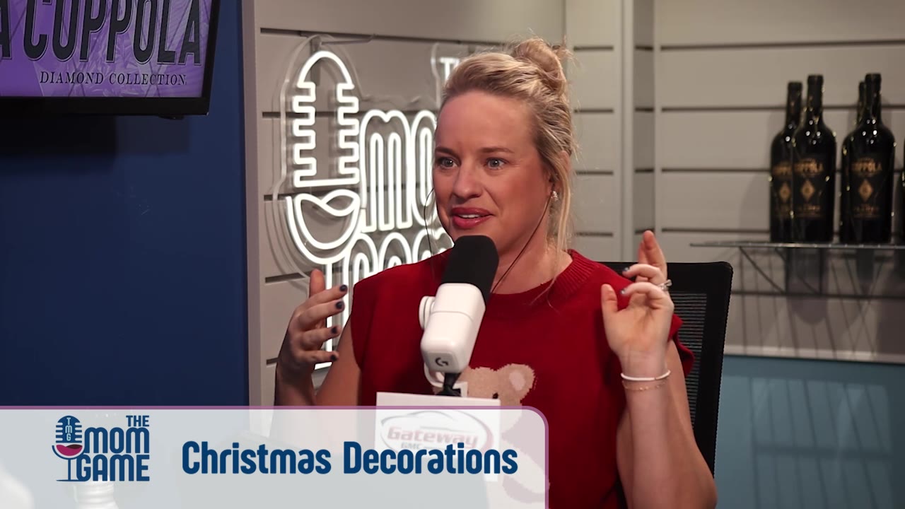 Christmas decorations & a husband-free house | Mom Game