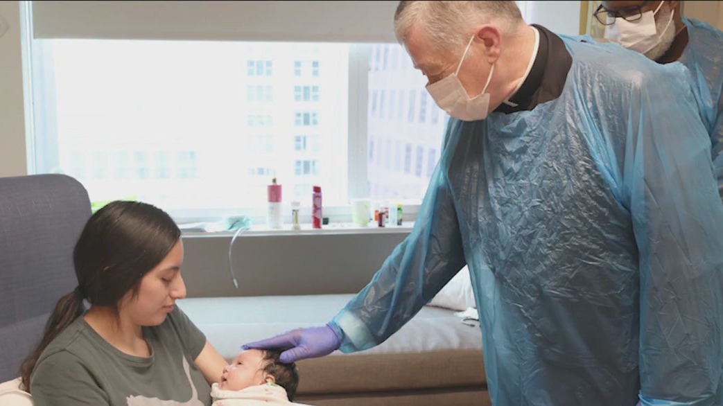 Cardinal Cupich brings hope, comfort to Lurie Children's patients on Christmas Eve