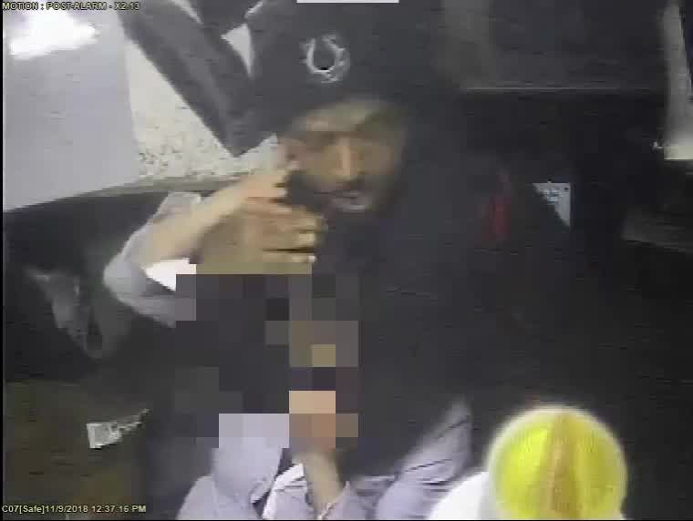 Robber put store worker in chokehold