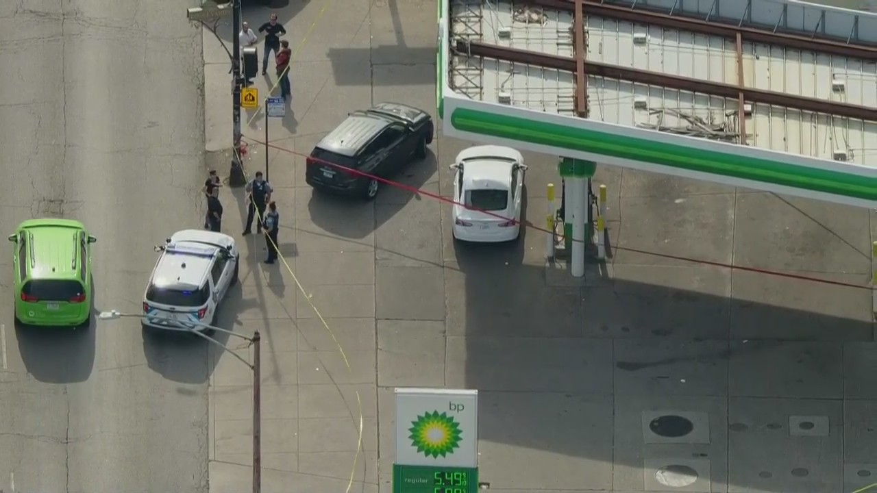 Chicago gas station shooting: Man shot in the face while in car on West Side