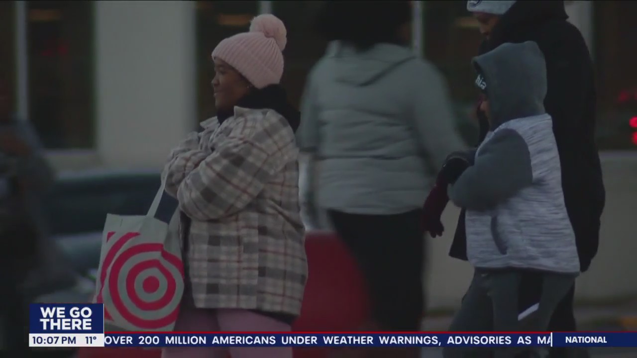 Despite freezing bitter cold temperatures, last-minute Christmas shoppers layer up and shop