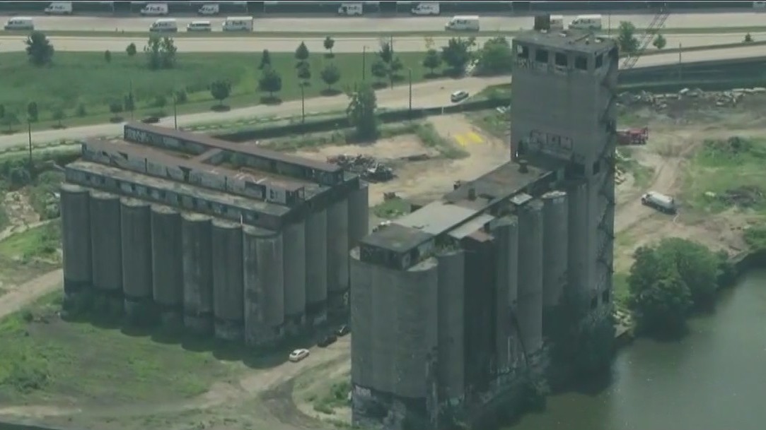 Damen Silos demolition underway in McKinley Park
