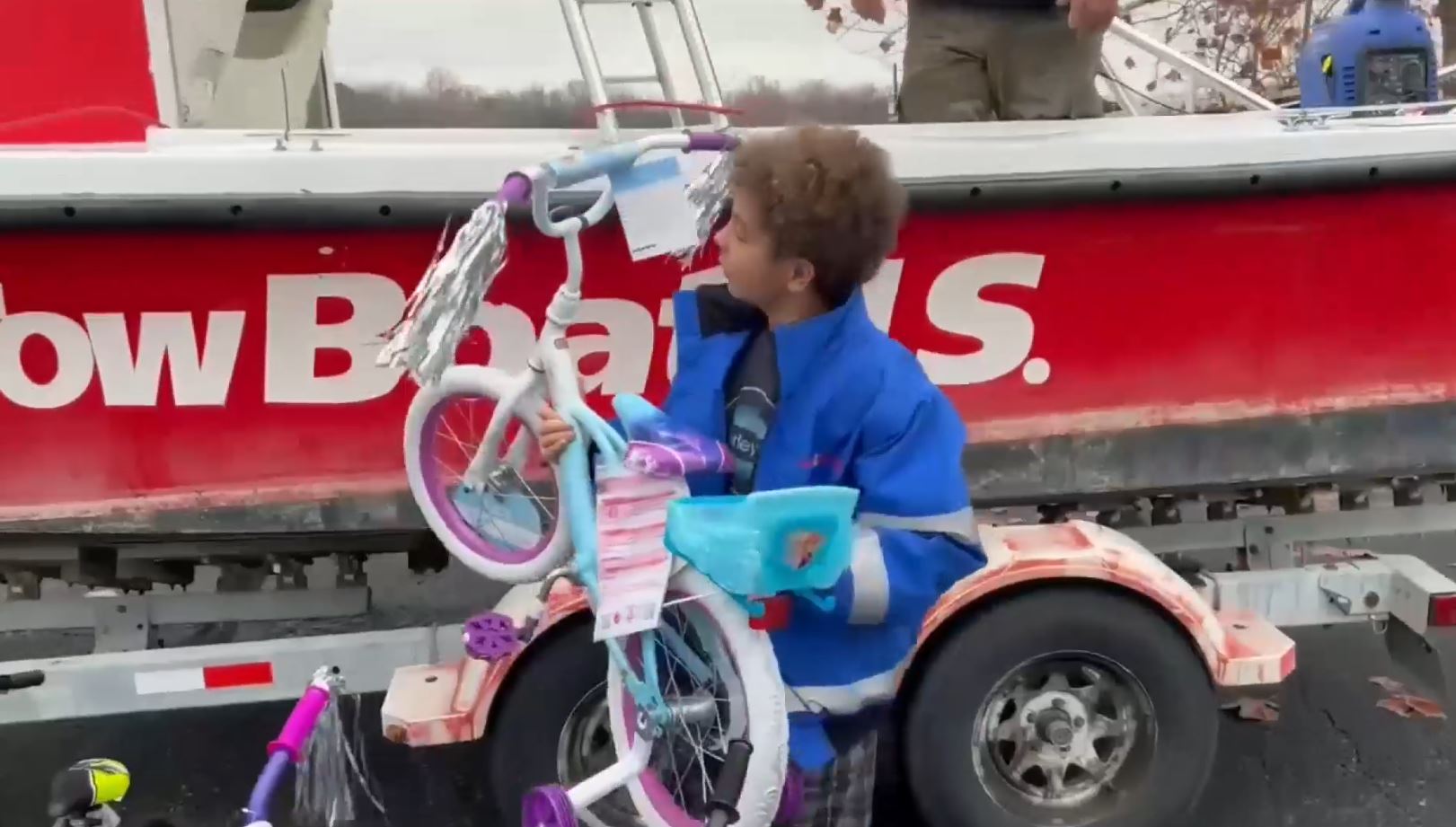 Oklahoma teen gifts bikes to kids during Christmas parade