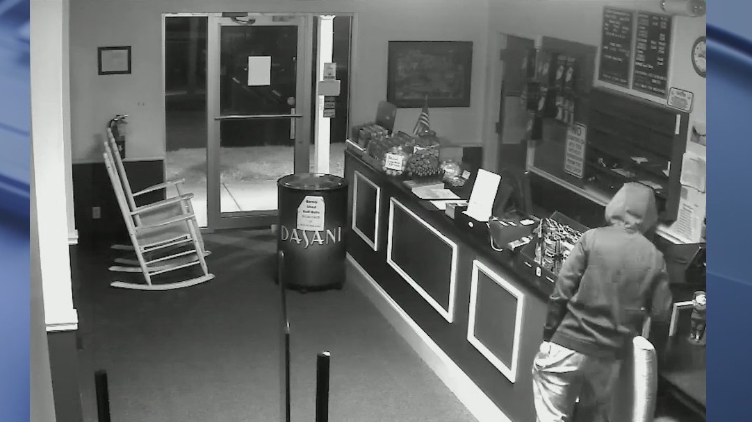 Bizarre burglary in Griffin caught on camera | FOX 5 Atlanta