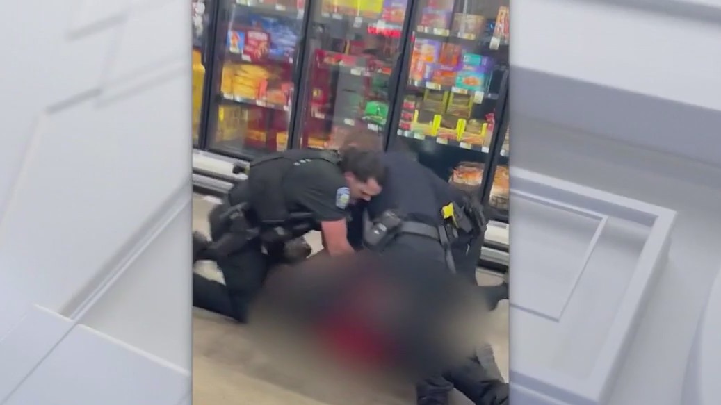 Officer throws punches during grocery store arrest