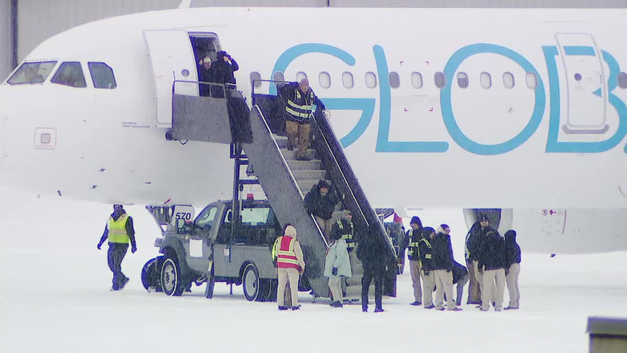 People seen loading onto alleged DHS plane at MSP