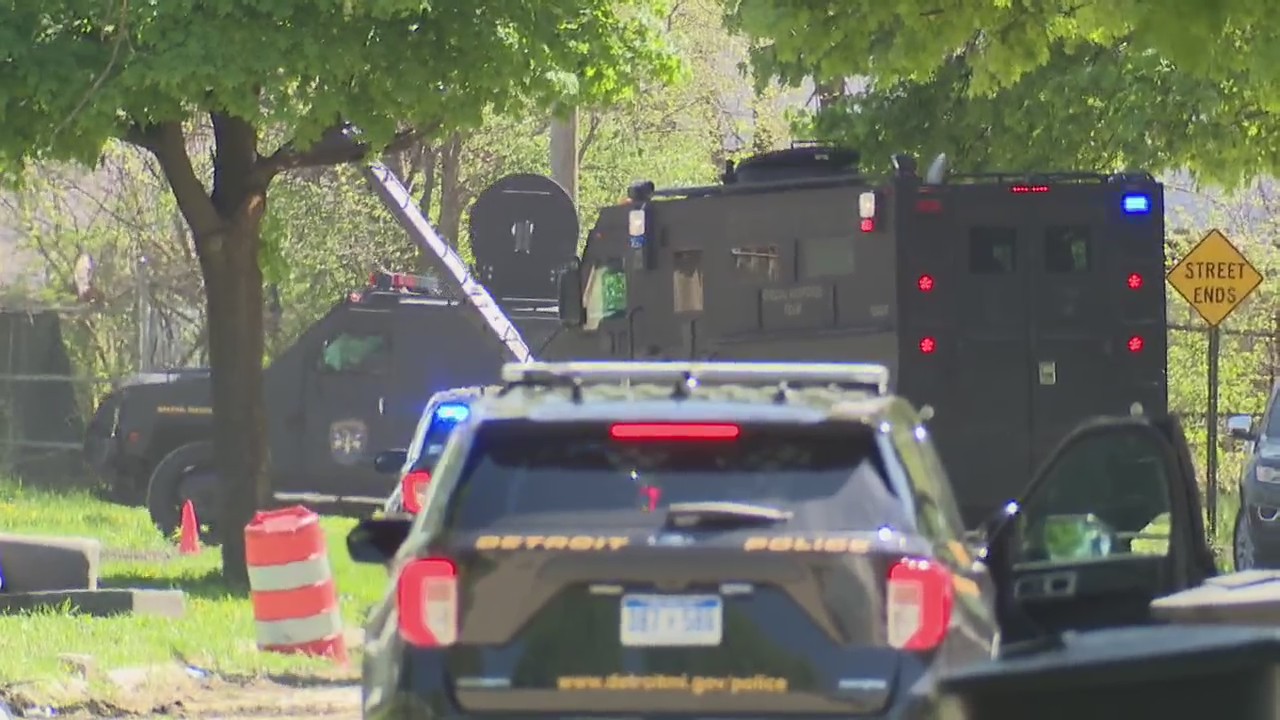 Police at scene of barricaded gunman inside Detroit house near Shaeffer