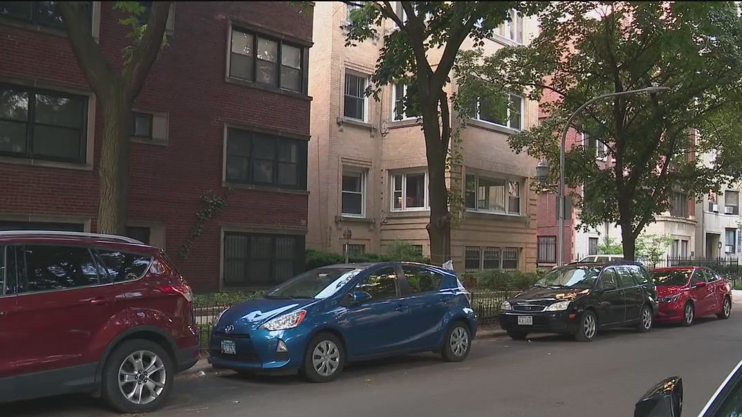 Woman robbed at gunpoint in Lakeview East