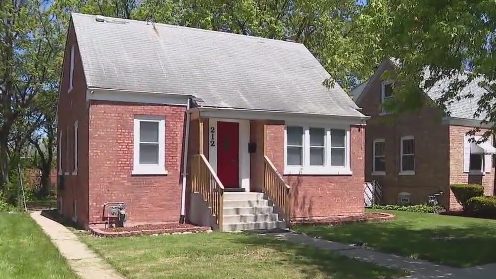 Leo XIV: Pope's hometown flooded with visitors