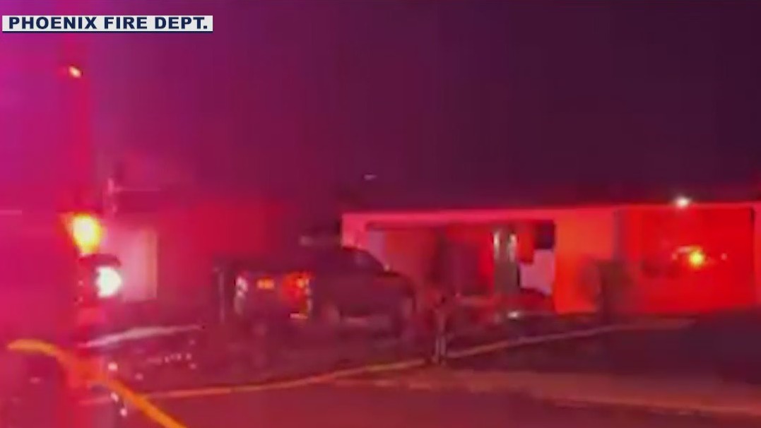 2 displaced following overnight Phoenix house fire