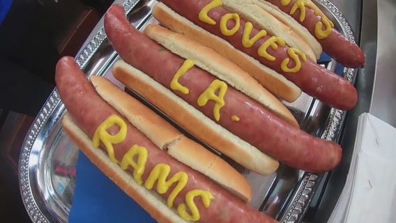 Pink's hot dogs