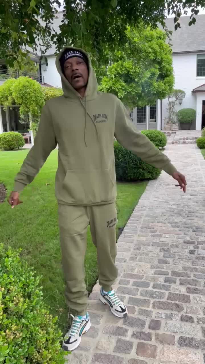 Snoop Dogg makes a special announcement