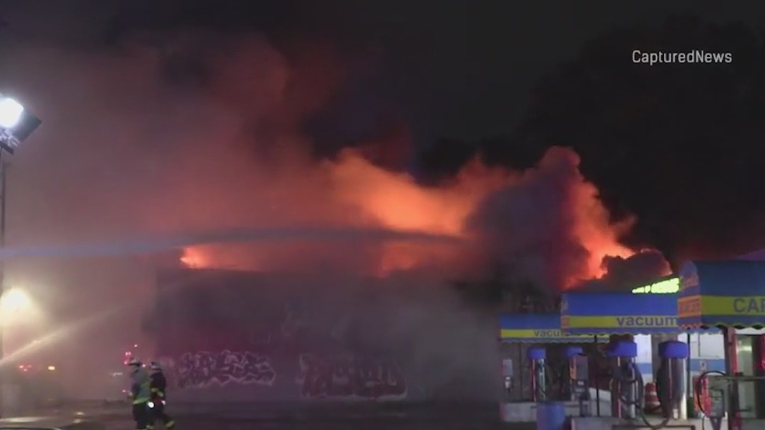 Fire tears through tire shop in West Garfield Park