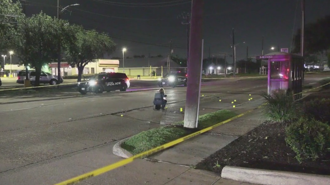 Man shot, killed near northwest Houston bus stop, police say