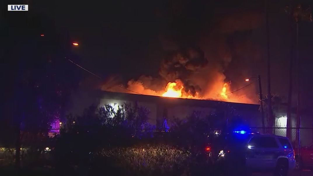 Phoenix fire crews battle massive apartment fire | FOX 10 Phoenix