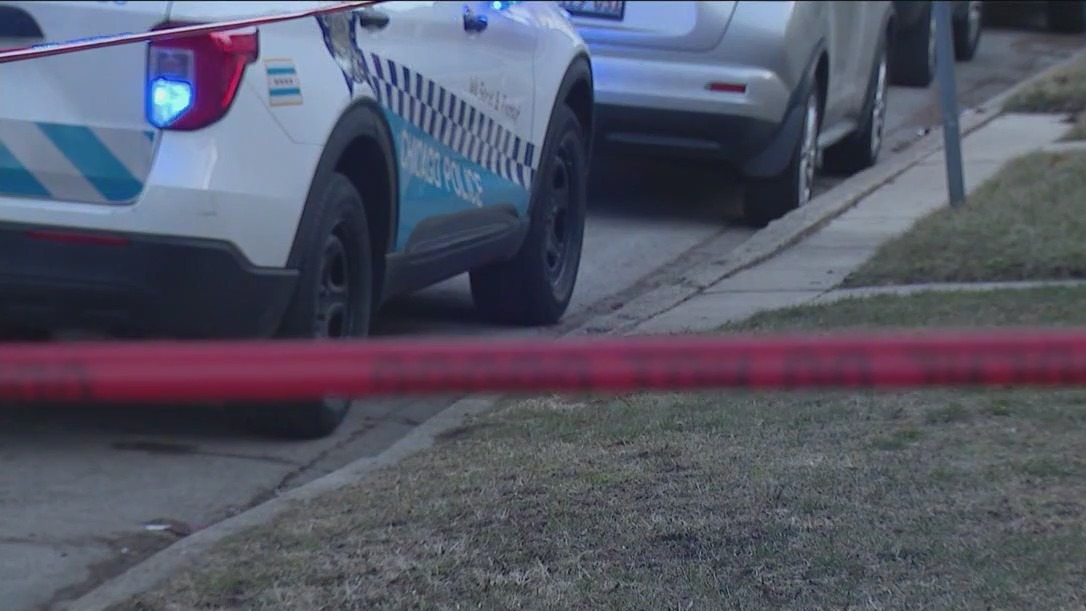 2 boys shot while traveling in vehicle on Chicago's South Side