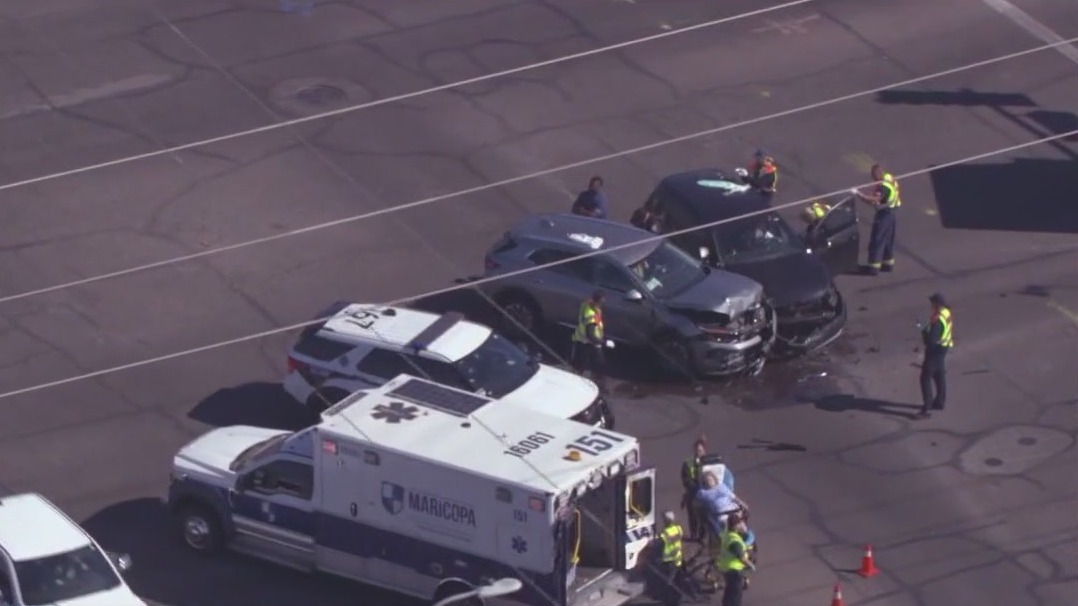 3 taken to the hospital after Glendale crash