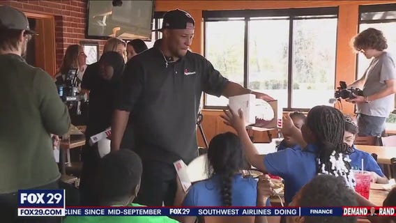 20 kids have thrill of a lifetime as Saquon Barkley serves them lunch