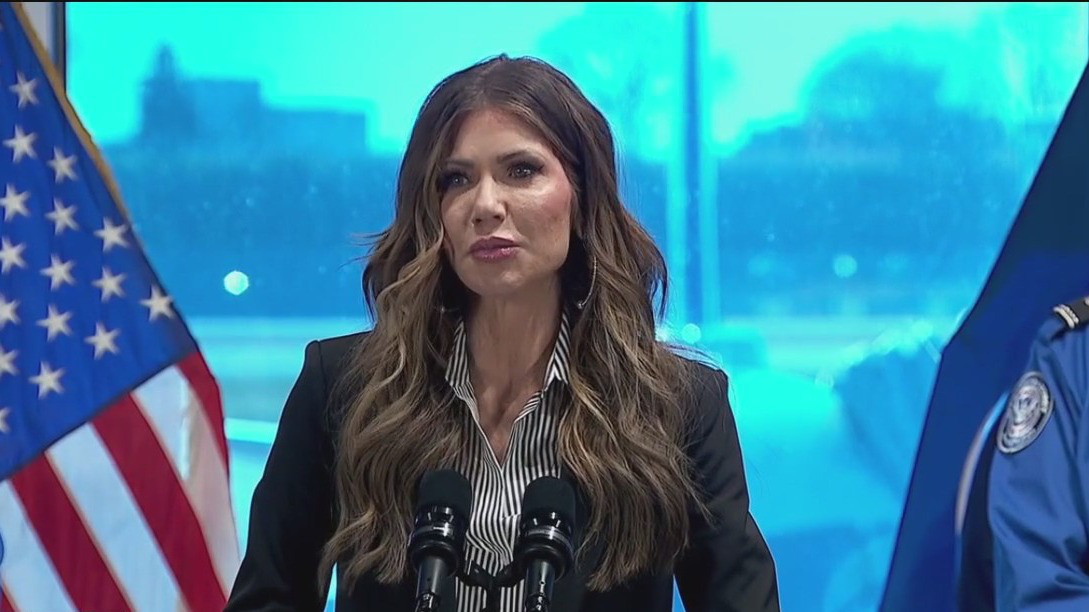 Kristi Noem hands out bonuses to MSP Airport TSA workers