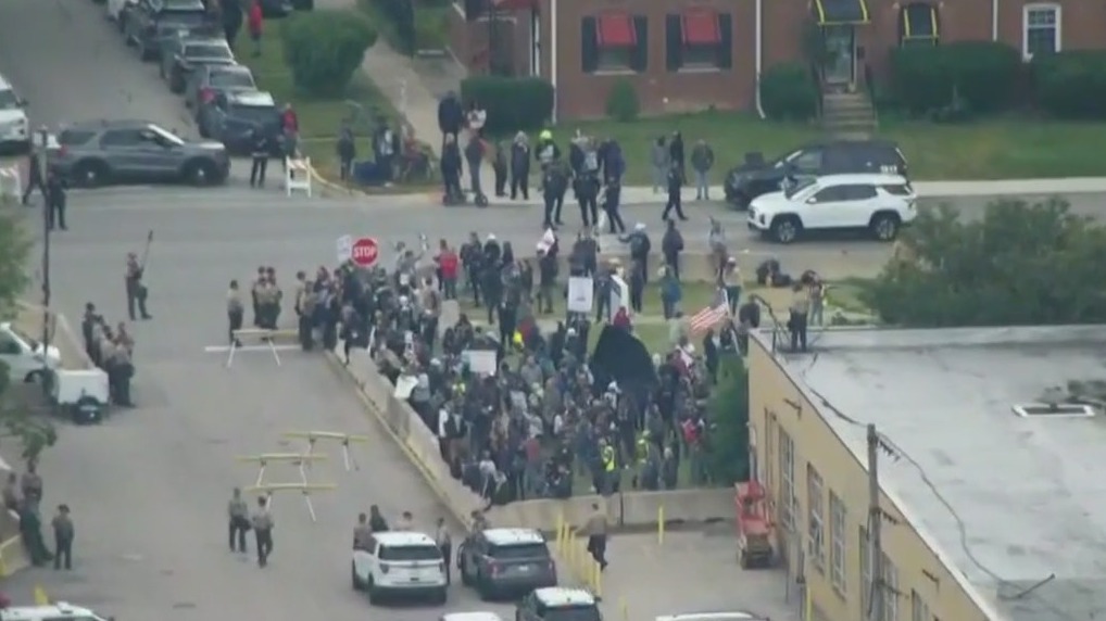 3 arrested at protest outside ICE facility in Chicago suburb | FOX 32 ...